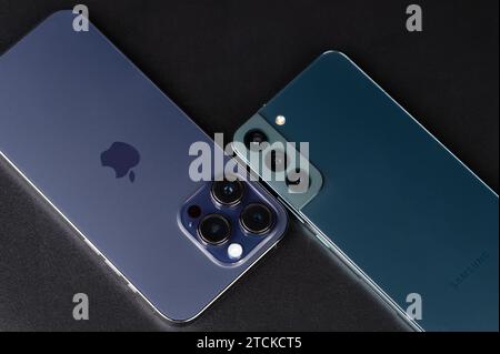 New York, Stati Uniti - 11 dicembre 2023: Moduli telecamera di confronto laterale iPhone e samsung Foto Stock