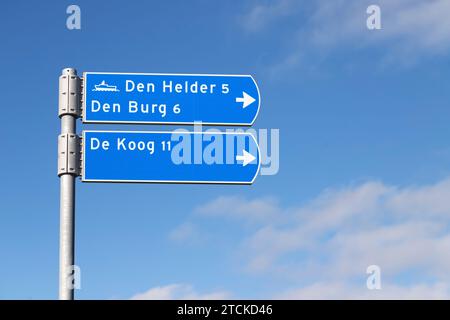 Segnaletica per varie destinazioni sull'isola olandese Wadden di Texel. Foto Stock