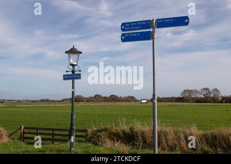 Segnaletica per varie destinazioni sull'isola olandese Wadden di Texel. Foto Stock