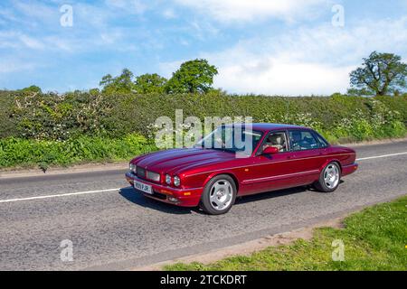 Anni '1996 90 Jaguar XJR Auto V6 S/C SWB Auto Red Car Executive berlina benzina 3980 cc; motori d'epoca restaurati, collezionisti di automobili appassionati di motori, storiche auto d'epoca che viaggiano nel Cheshire, Regno Unito Foto Stock