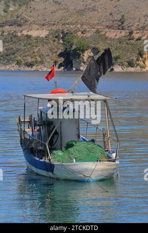 125 piccolo peschereccio artigianale ormeggiato a Porto Palermo, Baia dello Ionio nella regione della Riviera. Himare-Albania. Foto Stock