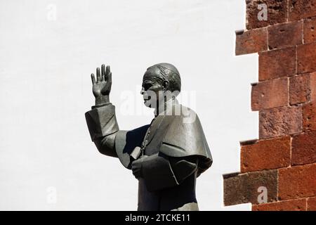 Statua di Papa Giovanni Paolo II, che commemora la sua visita nel 1991. Madonna dell'assunzione, se Catedral de Nossa Senhora da Assuncao, Funchal, Madeira, Foto Stock