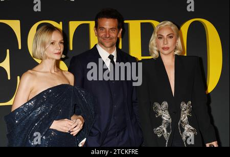 Los Angeles, California, USA. 12 dicembre 2023. (L-R) Carey Mulligan, Bradley Cooper e Lady Gaga partecipano al concorso fotografico "Maestro" di Netflix a Los Angeles all'Academy Museum of Motion Pictures il 12 dicembre 2023 a Los Angeles, California. Crediti: Jeffrey Mayer/JTM Photos/Media Punch/Alamy Live News Foto Stock