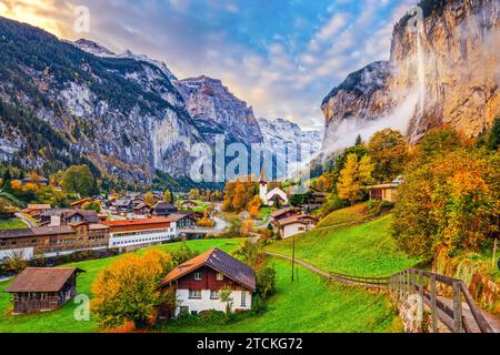 Lauterbrunnen, Svizzera bella mattina durante la stagione autunnale. Foto Stock