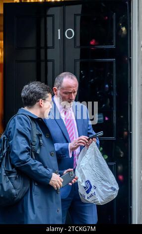 Eddie Hughes MP (con: Walsall North) sul suo cellulare, lasciando 10 Downing Street, dicembre 2023 Foto Stock