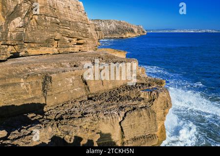 Splendide scogliere e formazioni rocciose a Peniche, Portogallo, nelle giornate di sole. Formazioni rocciose avverse, interesse geologico, scogliere, onde blu, marea, costa, cielo azzurro Foto Stock