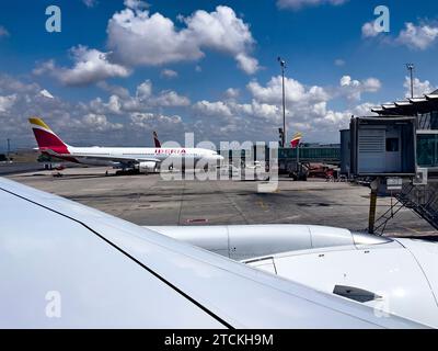 Madrid, Spagna; 31 maggio 2023: Aerei della compagnia aerea Iberia parcheggiati e in attesa di essere imbarcati dai turisti all'aeroporto Barajas di Madrid, Spagna. Foto Stock