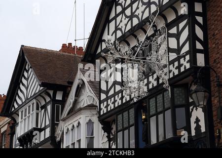 CHESTER, GRAN BRETAGNA - 14 SETTEMBRE 2014: Ci sono i fronti di vecchie case in legno nella città vecchia. Foto Stock