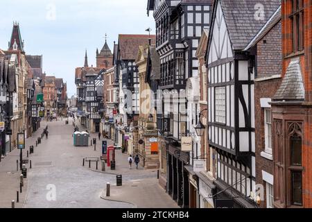 CHESTER, GRAN BRETAGNA - 14 SETTEMBRE 2014: Questa è una storica Eastgate Street nel centro di una città medievale con case in pietra e in legno Foto Stock