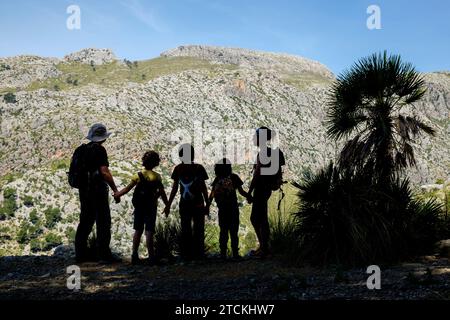 Familia frente Sa mola de S¨Esclop, itinerario de ses piani, Finca Pública Galatzó, Calvia, Maiorca, isole Baleari, Spagna, Europa Foto Stock