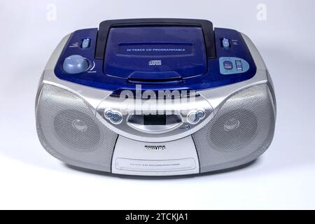 Radio/registratore CD Philips isolato su sfondo bianco dello studio Foto Stock