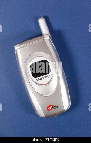 Telefono a scatto con marchio samsung Virgin argento vintage isolato su sfondo bianco dello studio Foto Stock