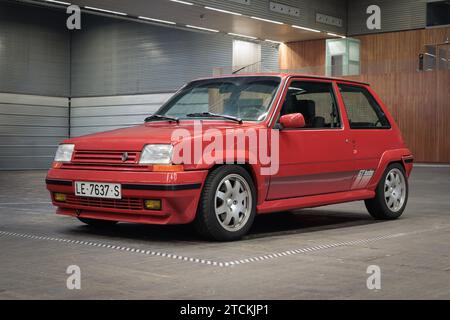 Bilbao, Spagna-11 novembre 2023: 1982 Renault 5 Copa Turbo (seconda generazione di Renault 5) in parcheggio coperto Foto Stock