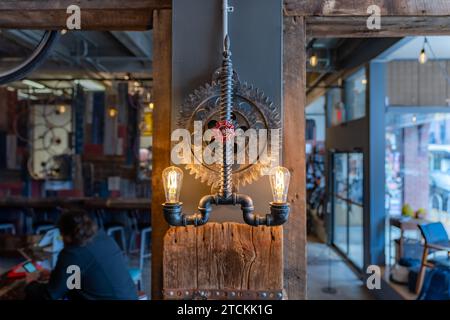 Un'immagine di un ingranaggio industriale contemporaneo, un pignone, un apparecchio di illuminazione montato a parete Foto Stock