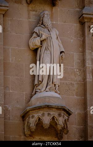 Ramon Llull, escultura en la fachada de la catedral de Mallorca. Palma, ,Mallorca, Isole baleari, Spagna Foto Stock