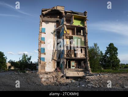 Conseguenze di un attacco missilistico su un edificio residenziale. Un edificio civile residenziale è stato completamente distrutto. Guerra in Ucraina. Foto Stock