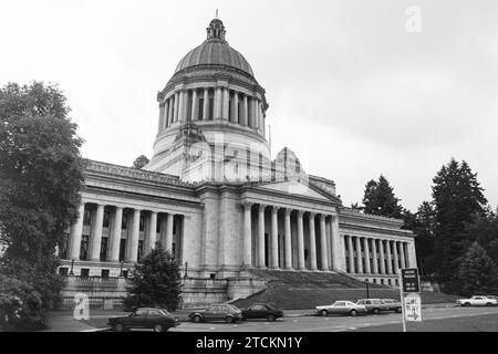 Foto di un film d'archivio granuloso del Campidoglio dello Stato di Washington con il cielo nuvoloso. Scatto del maggio 1992. Foto Stock