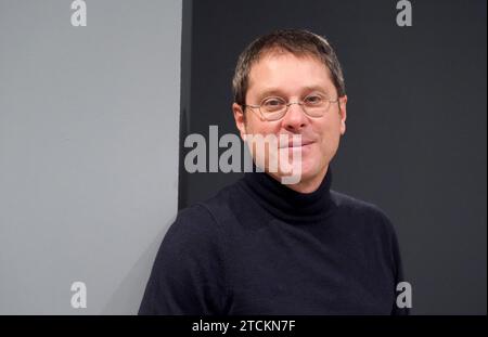 Amburgo, Germania. 13 dicembre 2023. Alexander Klar, direttore dell'Hamburger Kunsthalle, si trova in una sala espositiva dell'Hamburger Kunsthalle. Credito: Marcus Brandt/dpa/Alamy Live News Foto Stock