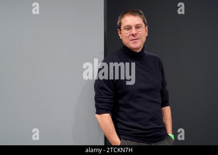 Amburgo, Germania. 13 dicembre 2023. Alexander Klar, direttore dell'Hamburger Kunsthalle, si trova in una sala espositiva dell'Hamburger Kunsthalle. Credito: Marcus Brandt/dpa/Alamy Live News Foto Stock