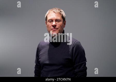 Amburgo, Germania. 13 dicembre 2023. Alexander Klar, direttore dell'Hamburger Kunsthalle, si trova in una sala espositiva dell'Hamburger Kunsthalle. Credito: Marcus Brandt/dpa/Alamy Live News Foto Stock