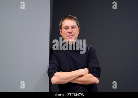 Amburgo, Germania. 13 dicembre 2023. Alexander Klar, direttore dell'Hamburger Kunsthalle, si trova in una sala espositiva dell'Hamburger Kunsthalle. Credito: Marcus Brandt/dpa/Alamy Live News Foto Stock