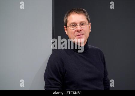 Amburgo, Germania. 13 dicembre 2023. Alexander Klar, direttore dell'Hamburger Kunsthalle, si trova in una sala espositiva dell'Hamburger Kunsthalle. Credito: Marcus Brandt/dpa/Alamy Live News Foto Stock