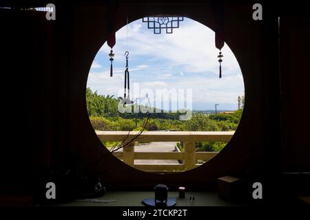 Vista della città di Green Kaohsiung di Taiwan da una circolare finestra asiatica nella sala da tè di Fo Guang Shan Foto Stock