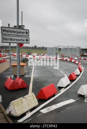 Amburgo, Germania. 13 dicembre 2023. Barriere di cemento assicurano un ingresso all'aeroporto all'ingresso nord dell'aeroporto di Amburgo. Durante un sequestro di ostaggi all'aeroporto di Amburgo il 4 novembre 2023, un uomo ha guidato un'auto sul piazzale dell'aeroporto. Credito: Christian Charisius/dpa/Alamy Live News Foto Stock