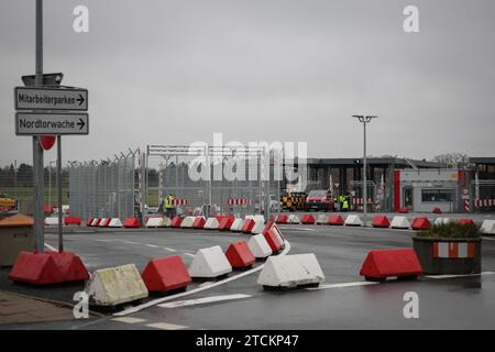 Amburgo, Germania. 13 dicembre 2023. Barriere di cemento assicurano un ingresso all'aeroporto all'ingresso nord dell'aeroporto di Amburgo. Durante un sequestro di ostaggi all'aeroporto di Amburgo il 4 novembre 2023, un uomo ha guidato un'auto sul piazzale dell'aeroporto. Credito: Christian Charisius/dpa/Alamy Live News Foto Stock