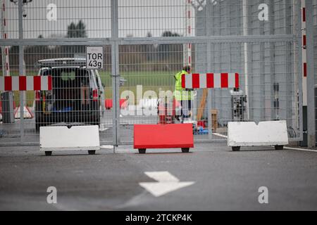 Amburgo, Germania. 13 dicembre 2023. Barriere di cemento assicurano un ingresso all'aeroporto all'ingresso nord dell'aeroporto di Amburgo. Durante un sequestro di ostaggi all'aeroporto di Amburgo il 4 novembre 2023, un uomo ha guidato un'auto sul piazzale dell'aeroporto. Credito: Christian Charisius/dpa/Alamy Live News Foto Stock