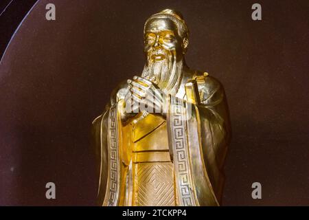 Statua del filosofo cinese Confucio Kong Qiu al Museo del Buddha di Fo Guang Shan a Kaohsiung, Taiwan Foto Stock