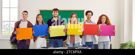 Gruppo di studenti della scuola, del college o dell'università che mostrano striscioni colorati Foto Stock