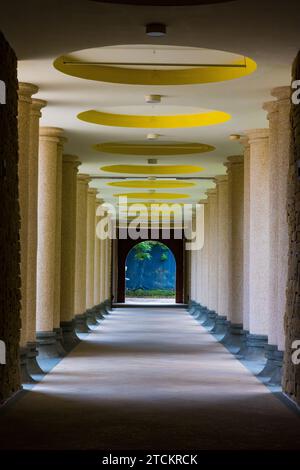 Splendido corridoio con colonne bianche in un monastero e museo di Taiwan Foto Stock