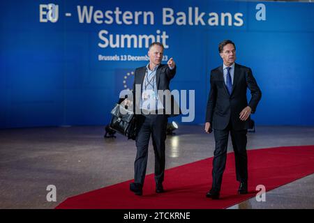 BRUXELLES - il primo ministro uscente Mark Rutte dopo un vertice con i leader dell'Unione europea e dei Balcani occidentali. Le discussioni hanno incluso l'adesione dell'Ucraina all'Unione europea. ANP JONAS ROOSENS netherlands Out - belgium Out Foto Stock