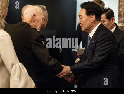 AMSTERDAM - Re Willem-Alexander e il presidente sudcoreano Yoon Suk Yeol in conversazione con i veterani olandesi della guerra di Corea. Il presidente della Corea del Sud è in visita di due giorni nei Paesi Bassi. ANP EVA PLEVIER paesi bassi OUT - belgio OUT Foto Stock