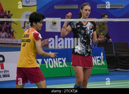 Il Lalinrat Chaiwan della Thailandia (giallo) compete contro la linea Christophersen della Danimarca durante la finale di Yonex-Sunrise Guwahati Masters 2023 Super 100 torneo femminile di badminton singolare al Sarju sarai Indoor Sports Complex. Lalinrat Chaiwan ha vinto 21-14, 17-21,21-16. Foto Stock