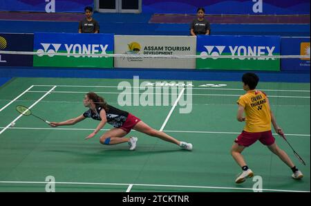 Il Lalinrat Chaiwan della Thailandia (giallo) compete contro la linea Christophersen della Danimarca durante la finale di Yonex-Sunrise Guwahati Masters 2023 Super 100 torneo femminile di badminton singolare al Sarju sarai Indoor Sports Complex. Lalinrat Chaiwan ha vinto 21-14, 17-21,21-16. (Foto di Biplov Bhuyan / SOPA Images/Sipa USA) Foto Stock