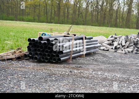 tubi in plastica nera nel cantiere Foto Stock