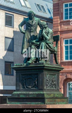 Hanau, Germania - 25 giugno 2023: Scultura di Wilhelm e Jacob Grimm. Foto Stock