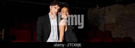 Allegra donna afroamericana che si posa accanto al suo bel ragazzo, San Valentino, striscione Foto Stock