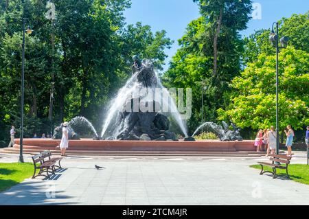 Bydgoszcz, Polonia - 9 luglio 2023: Fontana del diluvio, fontana di scultura monumentale in estate. Foto Stock