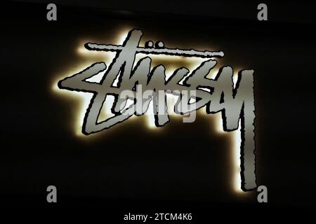 Honolulu, HI - 10 dicembre 2023: Primo piano dell'insegna della boutique Stussy nel Royal Hawaiian Center Waikiki. Foto Stock