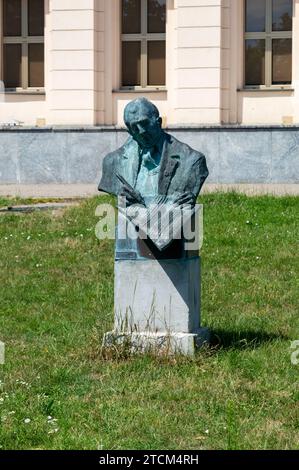 Bydgoszcz, Polonia - 9 luglio 2023: Busto di Mikolaj Henryk Gorecki, compositore polacco di musica classica contemporanea. Foto Stock