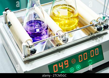 Agitatore da laboratorio e matracci con soluzione Foto Stock