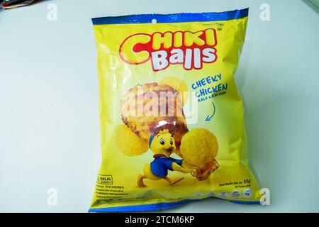 Marchio di snack chiamato Chiki Balls, un prodotto di consumo ampiamente venduto nei supermercati in Indonesia su sfondo bianco. Bekasi, Indonesia, dicembre Foto Stock