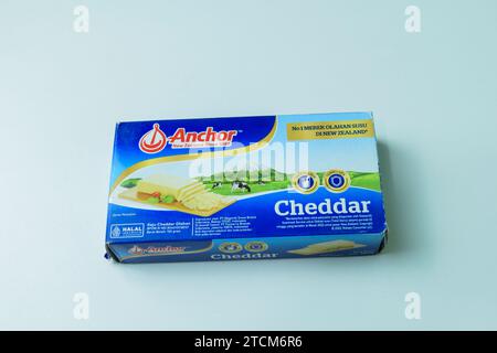 ANCORAGGIO DELLE fette di formaggio Cheddar su sfondo bianco. Bekasi, Indonesia, 14 dicembre 2023 Foto Stock