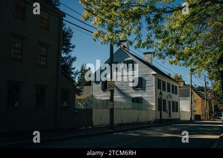 Portsmouth, usa - 2 maggio 2023 Virginia Historic Homes lungo Court Street Foto Stock