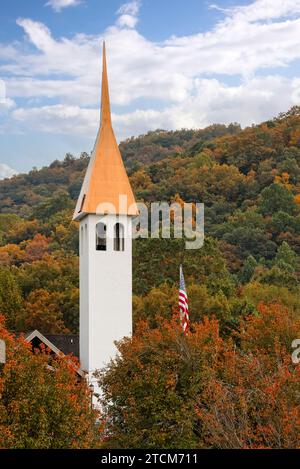 Alto campanile situato nella campagna autunnale e colorato e vibrante nel paesaggio Foto Stock
