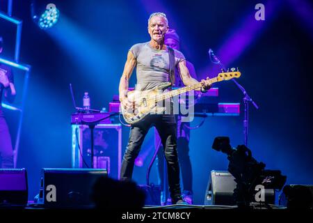 Milano Italia. 11 dicembre 2023. Il cantautore e attore inglese Gordon Matthew Thomas Sumner più comunemente noto con il nome d'arte STING si esibisce dal vivo sul palco del Mediolanum Forum durante il "My Songs Tour 2023". Foto Stock