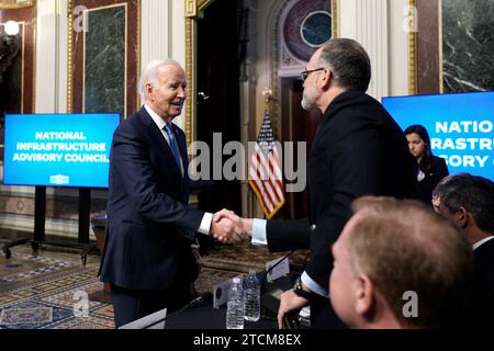 Washington, Stati Uniti. 13 dicembre 2023. Il presidente DEGLI STATI UNITI Joe Biden partecipa alla riunione del National Infrastructure Advisory Council alla Casa Bianca di Washington il 13 dicembre 2023. Foto di Yuri Gripas/ABACAPRESS.COM credito: Abaca Press/Alamy Live News Foto Stock